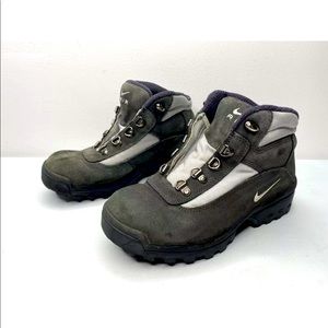 Nike ACG Hiking Boots Womens 7 Black 108018 001 00.